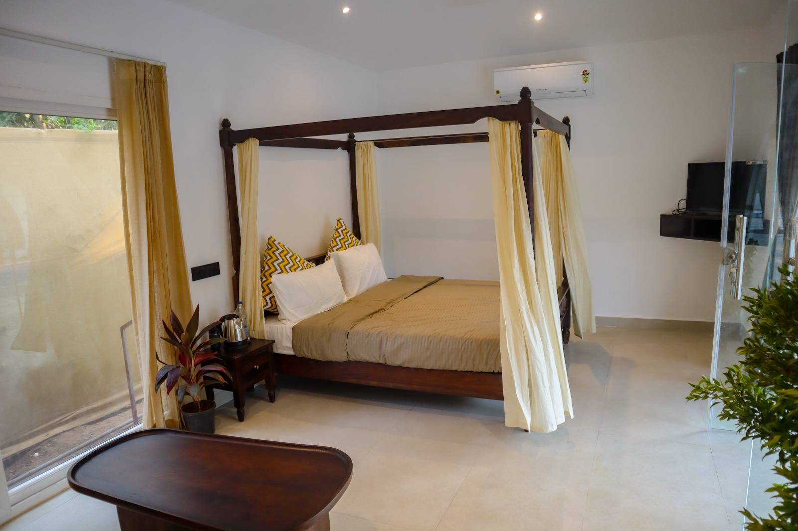 Luxury Suite with Pool View